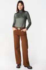 Jean de corte recto y tiro alto, color marrón camel, con diseño de cinco bolsillos y cierre frontal con botón y cremallera.