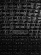 Cartera tote de diseño amplio y elegante, marca Sagali, confeccionada en cuero con textura tramada que aporta un acabado distintivo. Cuenta con asas largas para llevar al hombro y placa metálica con el logo grabado en el frente.