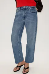 Jeans Z1975 de tiro alto y corte slim, color azul con lavado medio, diseño de cinco bolsillos y bajo sin costuras. Cierre frontal con cremallera y botón metálico.