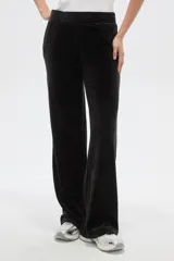 Pantalon de corte ancho y tiro bajo, confeccionado en tejido de terciopelo negro con cintura elástica.