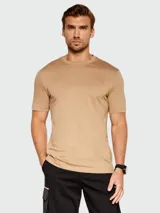Remera de algodón de corte regular, color gris oscuro, con cuello redondo y logo de la marca bordado discretamente en el pecho.