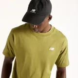 Remera New Balance de hombre, modelo Sport Essentials, en color verde oliva con logo pequeño estampado en el pecho.