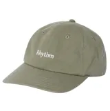 Gorra de béisbol color verde oliva con bordado de la marca Rhythm en color blanco en el panel frontal.