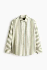 Camisa de popelina de algodón con diseño a rayas en color verde militar y blanco, cuello inglés, cierre frontal de botones, bolsillo en el pecho y mangas largas con puños abotonados.