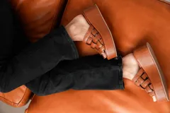 Sandalias de cuero Agnès Lenoble con plataforma plana y suela de madera, capellada con tiras doradas entrelazadas.
