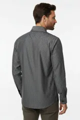 Camisa de algodón de manga larga con diseño de rayas verticales en tonos gris y blanco, cuello camisero clásico y cierre frontal con botones.