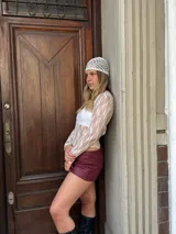 Gorro tipo bucket de tejido de red color blanco.