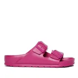 Sandalias de goma fucsia con hebillas ajustables.