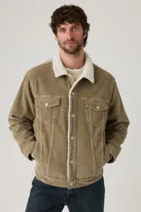 Campera tipo trucker de Levi's en tejido de pana color verde oliva, con forro y cuello de sherpa en color blanco. Presenta cierre frontal con botones metálicos, dos bolsillos en el pecho con solapa y dos bolsillos laterales.