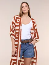 Cardigan largo confeccionado en tejido de punto calado estilo crochet, de color amarillo y blanco, con diseño geométrico de cuadrados, mangas amplias tipo kimono y corte abierto al frente.