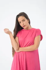 Vestido corto de algodón color fucsia, corte recto y mangas cortas.