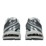 Championes Asics Gel-1130 de color gris y plateado, con detalles en negro, confeccionados en malla transpirable y refuerzos sintéticos. Incorporan tecnología de amortiguación en la suela y el característico diseño lateral de la marca.