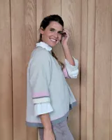 Sweater celeste de lana lambswool con cuello redondo y mangas 3/4.