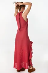 Vestido midi marrón de lino italiano, con cuello halter, sin mangas y diseño asimétrico con volados en el ruedo.