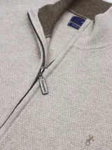 Campera de lana con cierre frontal completo, cuello alto y logo bordado en el pecho. Presenta un diseño de tejido de punto texturizado.