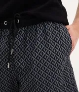 Bermuda de baño masculina confeccionada en microfibra, con estampado geométrico, cintura elástica con cordón ajustable y bolsillo lateral.