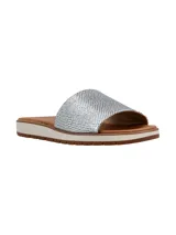 Sandalias planas tipo chinela con capellada de cuero plateado con textura de reptil, plantilla marrón y suela de plataforma baja con detalles en blanco y marrón.