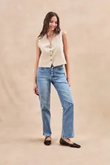 Chaleco negro entallado con escote en V y cierre frontal con cuatro botones.