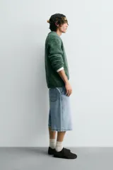 Jersey de hombre de corte relajado, tejido en hilado texturado color verde bosque, con cuello redondo y manga larga.