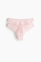 Pack de dos bombachas de encaje color rosa pálido, tiro bajo con cintura en V y corte brasileño.