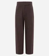 Pantalón sastrero de corte recto, confeccionado en crepé con diseño de rayas verticales. Presenta un estilo clásico y elegante con una caída fluida.