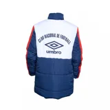 Parka de abrigo Umbro del Club Nacional de Football, modelo Heritage, de diseño tricolor en azul marino, blanco y rojo. Cuenta con cuello alto, cierre frontal con solapa, bolsillos frontales y logo de la marca junto al escudo del club bordados en el pecho.