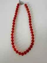 Collar de cuentas esféricas de color verde agua intercaladas con pequeñas cuentas oscuras.