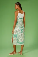 Vestido largo de tirantes finos con estampado de azulejos en tonos verdes, amarillos y blancos.
