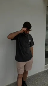 Remera negra de corte oversized con estampa en la espalda.