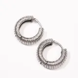 Par de aros tipo argolla de plata 925 con textura acanalada.