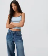 Pantalón wide leg de tiro bajo confeccionado en jean de algodón, con diseño de piernas amplias y bolsillos delanteros y traseros.