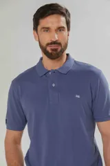 Remera polo blanca de piqué con cuello en rib y botones personalizados.