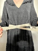 Cinturón tipo lazo de cuero negro, versátil y sin hebilla, ideal para ajustar a la cintura o cadera con un nudo.