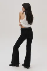 Jean Oxford negro de tiro alto, confeccionado en tela con elasticidad.