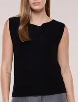 Musculosa de tejido de punto acanalado negro, de calce al cuerpo con escote bote y diseño sin mangas.