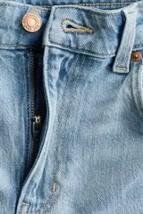 Jean de cinco bolsillos en denim de algodón con diseño de tiro alto y piernas amplias de corte holgado.