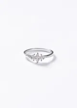 Anillo de plata 925 con diseño de cinco zirconias en corte marqués dispuestas en línea horizontal.