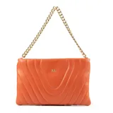 Bandolera naranja de cuero sintético con diseño acolchado rectangular y costuras a tono. Tiene acceso con cierre, correa regulable, herrajes dorados, un compartimento principal y bolsillos internos (uno con cierre y otro abierto).