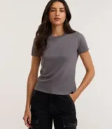 Remera básica gris de media malla, con cuello redondo y manga corta.