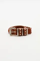 Cinturón de cuero vacuno trenzado en color negro, con hebilla metálica plateada de diseño rectangular con detalles de tachas.