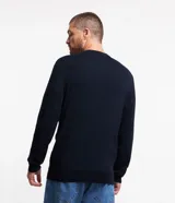 Suéter negro de punto con cuello redondo y mangas largas. Diseño con líneas horizontales en relieve.