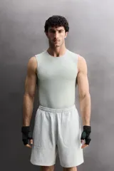 Musculosa deportiva de Zara Athleticz, confeccionada en tejido técnico elástico y transpirable. Presenta cuello redondo, diseño sin mangas y costuras planas termoselladas para mayor confort. Incluye detalle de logo en el dobladillo inferior.