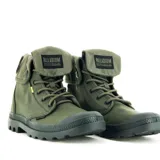 Botas Palladium Pampa Baggy unisex de lona color verde militar, con cuello plegable y suela de goma.
