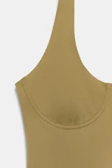 Top de cuello halter con diseño ajustado y escote con costuras tipo corset en el busto. Presenta espalda descubierta y bajo recto.