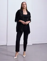 Pashmina negra de gasa con apliques de brillos geométricos.