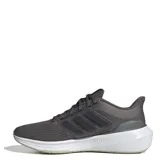 Championes de running Adidas modelo Ultrabounce, color gris oscuro con entresuela blanca y suela gris claro. Presentan diseño de malla transpirable, cordones al tono y las icónicas tres tiras laterales en material sintético.