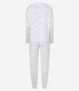 Pijama de dos piezas confeccionado en tejido de punto acanalado color blanco con estampado de pequeñas cerezas. Incluye una blusa de cuello redondo y manga larga, y un pantalón con cintura elástica y puños ajustados en los tobillos.