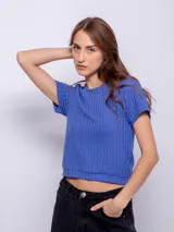 Remera azul de morley, de corte ajustado y manga corta.