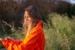 Camisa de vestir oversize color amarillo brillante, con cuello clásico y puños anchos.