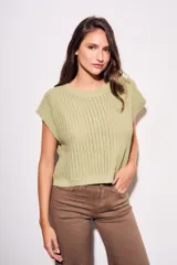 Chaleco sin mangas de tejido de punto color rosado pálido, con textura calada y acabado lurex, corte al cuerpo y cuello redondo.